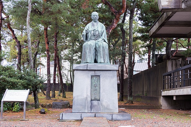 松平春嶽公の銅像