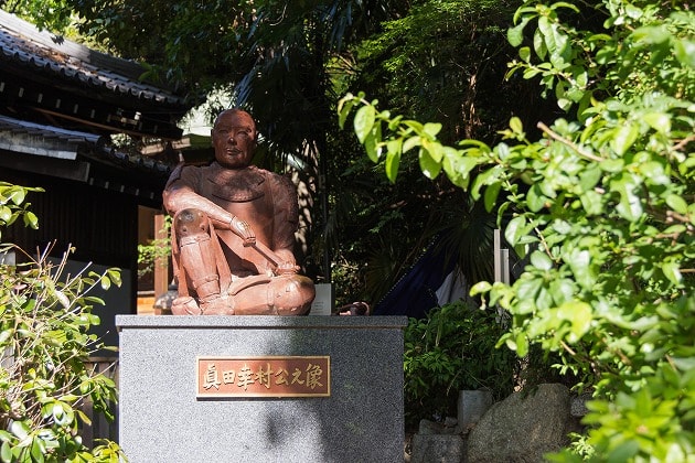 安居神社の真田幸村像